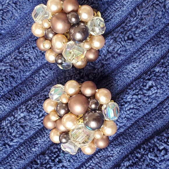 Vintage Clip Earrings Cluster Faceted Beads & Faux Pearl Grannycore Mid Century - Picture 8 of 12